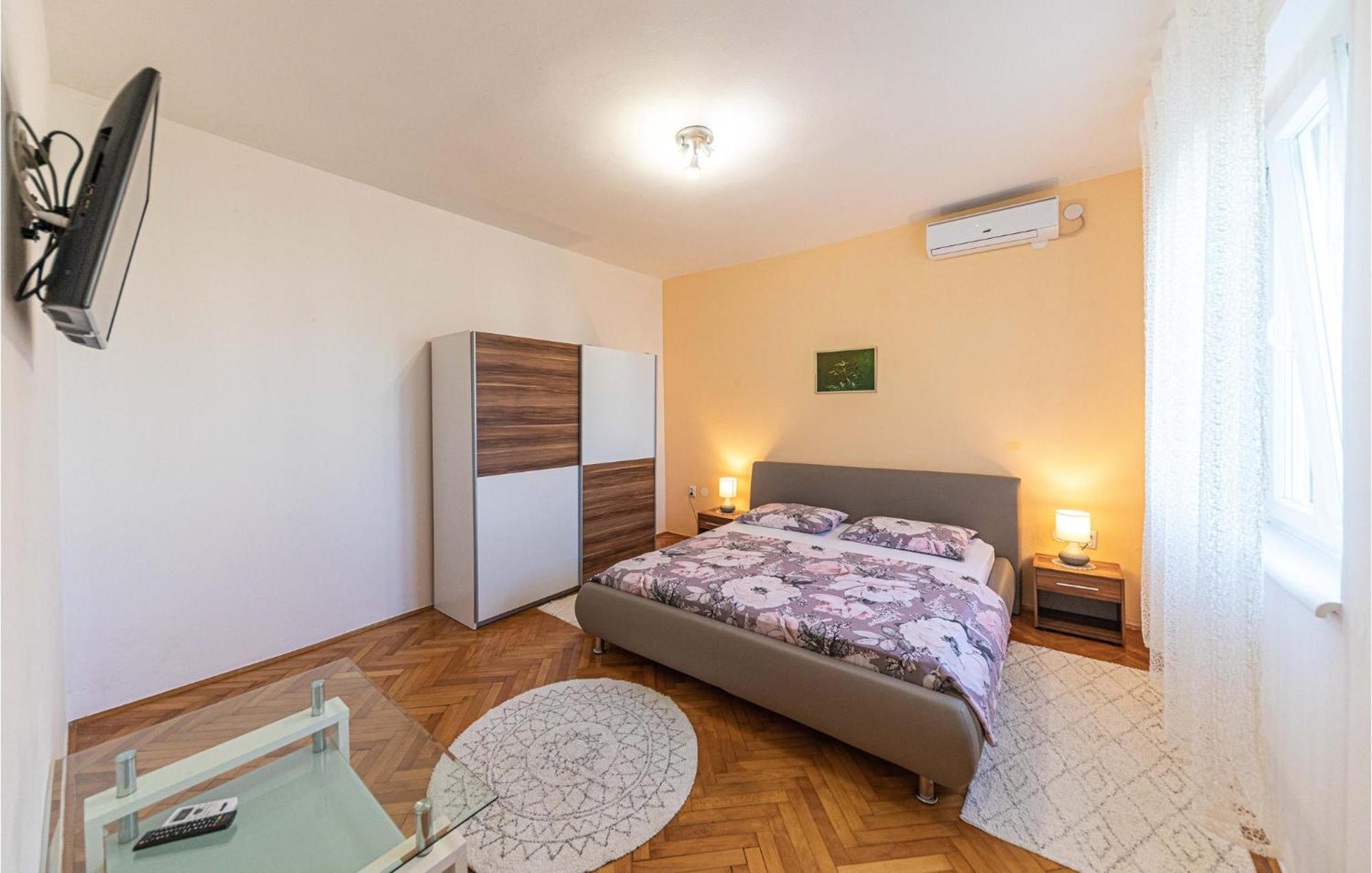 Lovely Apartment In Kastel Kambelovac With Wifi Kastela Dış mekan fotoğraf