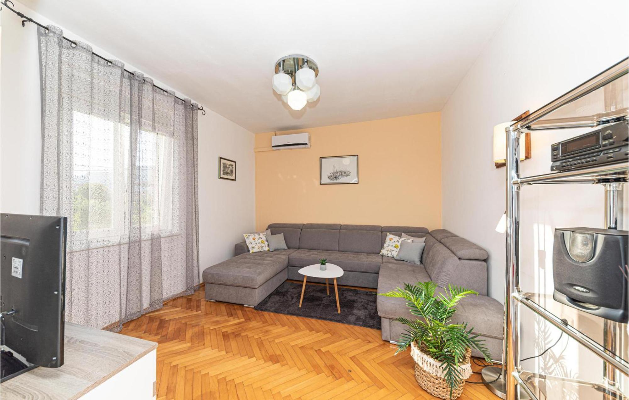 Lovely Apartment In Kastel Kambelovac With Wifi Kastela Dış mekan fotoğraf