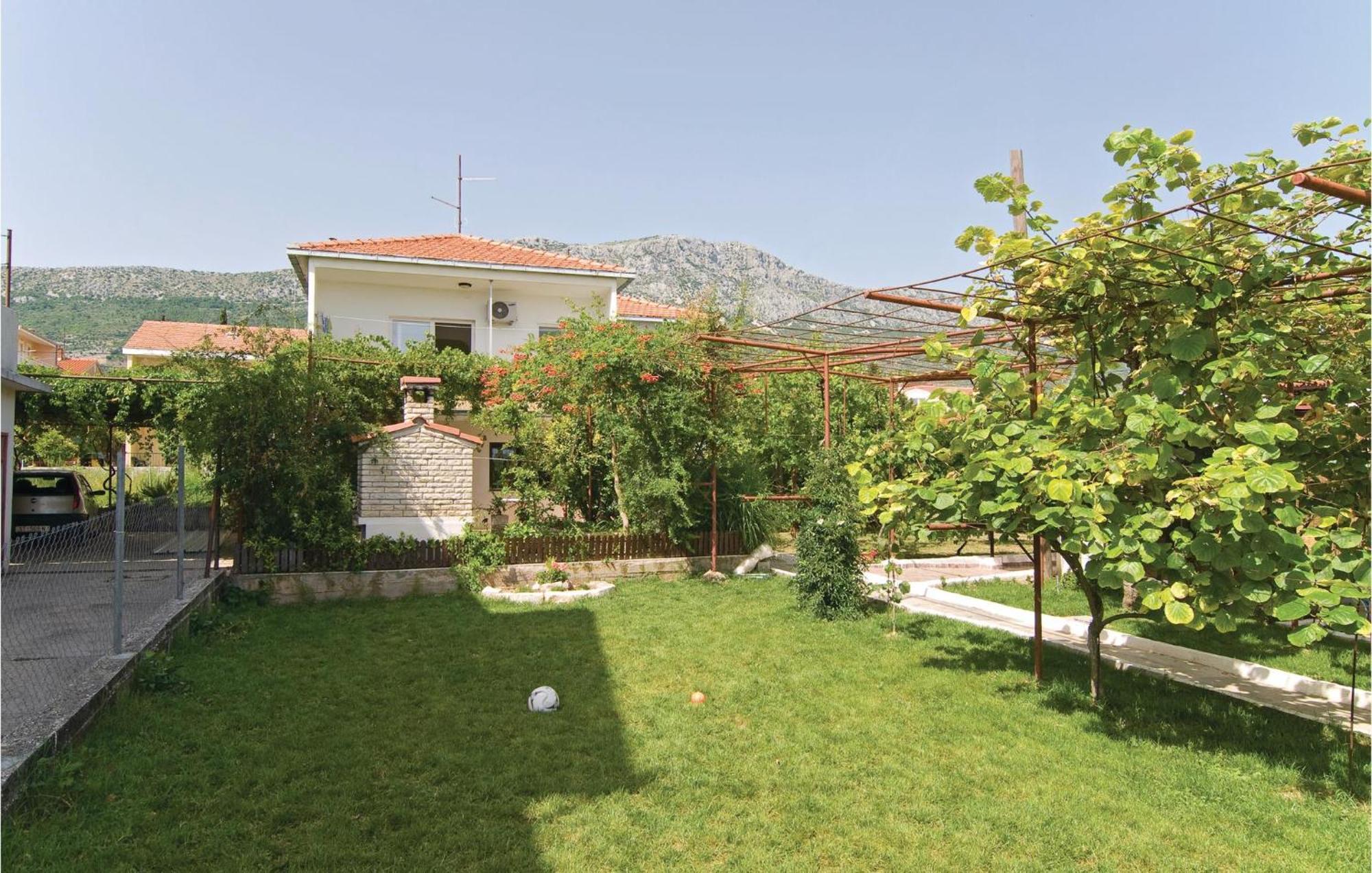 Lovely Apartment In Kastel Kambelovac With Wifi Kastela Dış mekan fotoğraf
